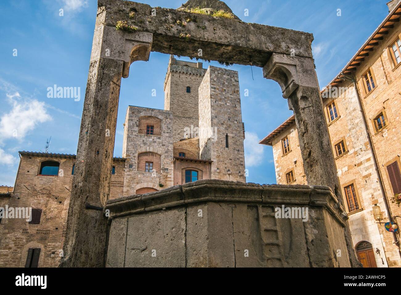 San Gimignano Siena Toscana Vista prospettica del Palazzo Vecchio di La torre podestà roggnosa e la torre Chigi Foto Stock