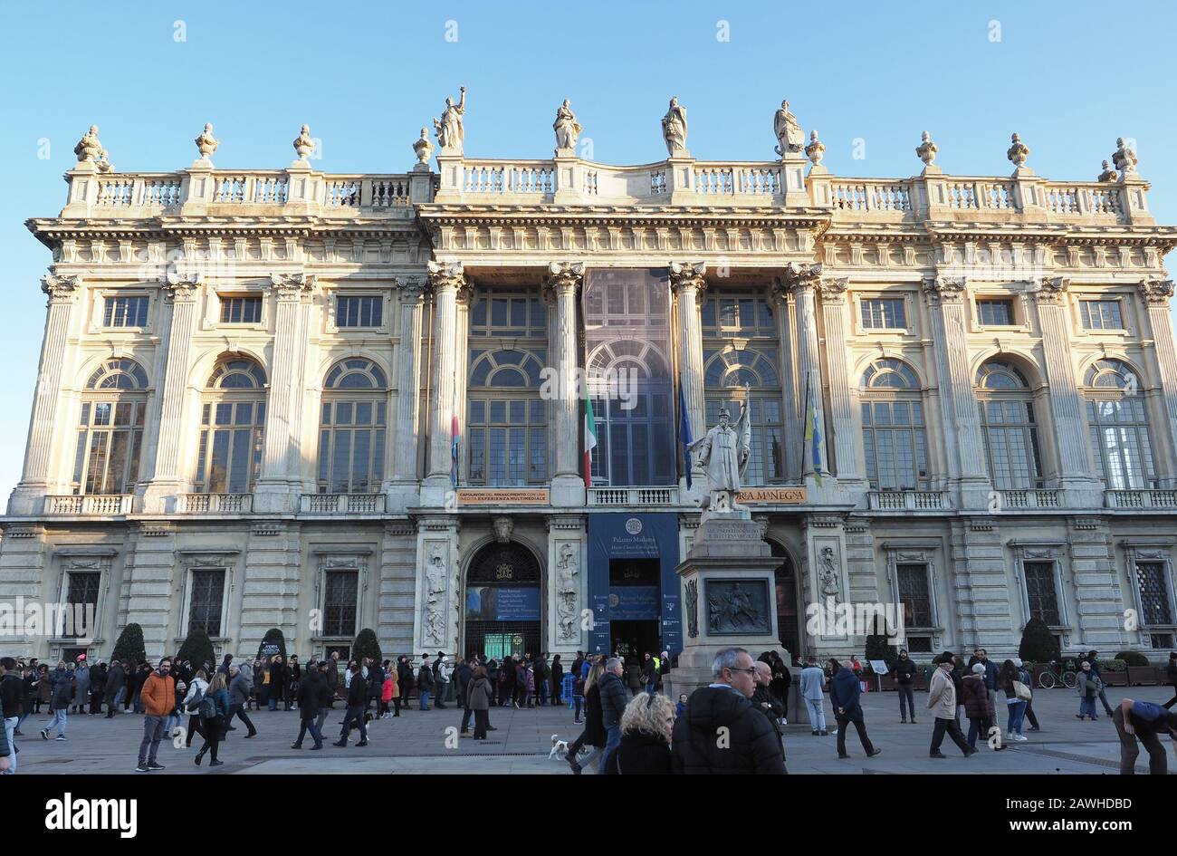 Torino, ITALIA - CIRCA GENNAIO 2020: Persone in Piazza Castello Foto Stock