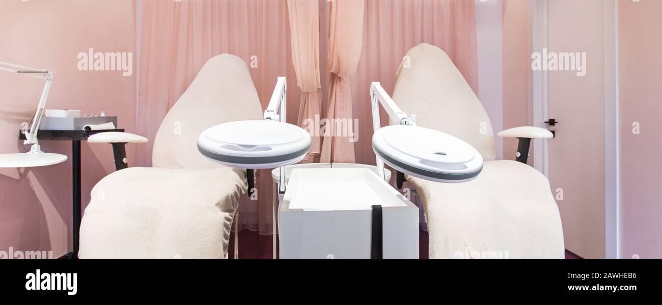 Rilassatevi per piedi e gambe, grandi poltrone in pelle per pedicure Foto Stock