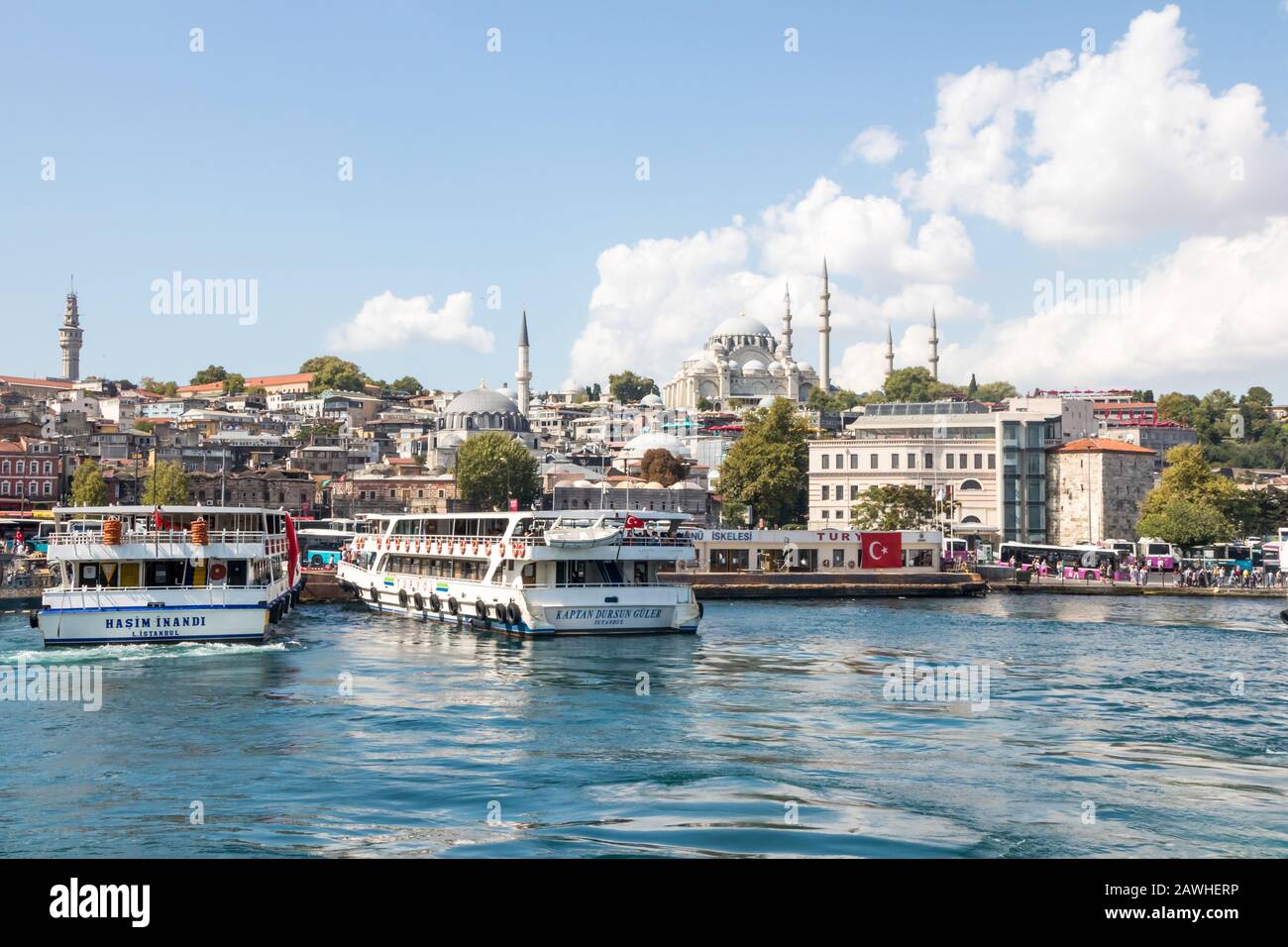 Istanbul, Turchia - Agosto 30th 2019: Traghetti ormeggiati al terminal dei traghetti. La Moschea Suleymaniye è sullo sfondo Foto Stock