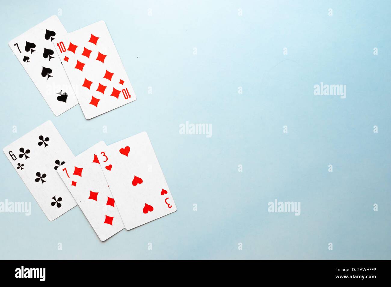 Mazzo di carte da gioco su sfondo blu copia spazio Foto Stock