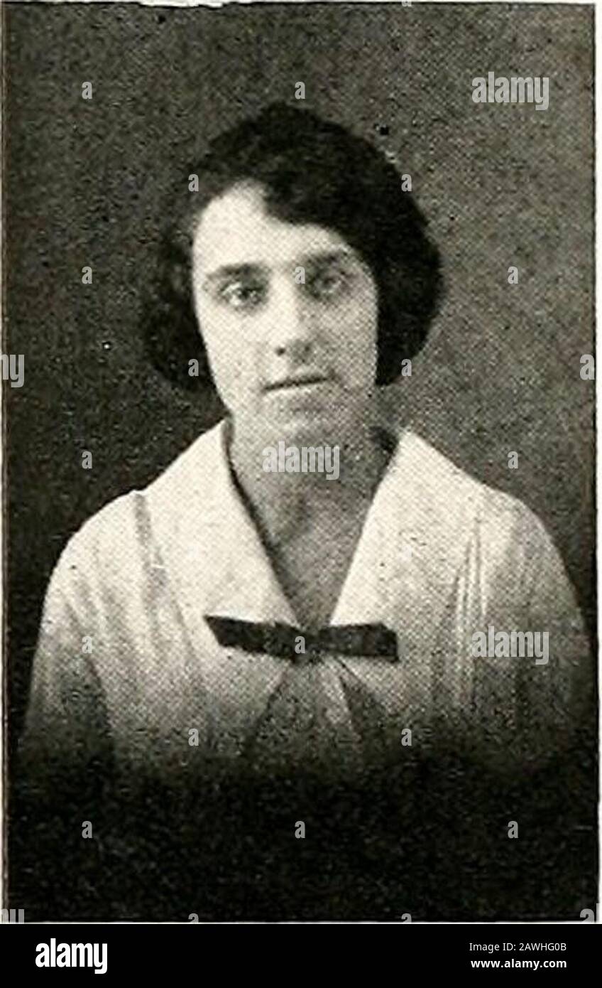 Castagno Burr, 1921. Clorine Murray Cuyahoga Falls, Ohio lo Annegate con il vostro discorso. Katherine OwensAshland, OhioShe non si prende cura di ciò che dicono o dicono. Gladys Swineheart Uniontown, OhioSurety è la sua virtù. Gladys Stackhouse Kensington, Ohio Surety è la sua virtù. Come posso salutare queste gioie! 62 Irma Weinrich Massillon, OhioI sono molto affezionato alla mia compagnia di gen-tlemen. Florence Points Akron, Ohio è la sua natura a fiorire nel canto. Margaret Wilson Niles, Ohio, ha giocato di fronte al miglior eroe. Pauline Nye Burton, Ohio vorrei essere, che sembra essere.. Foto Stock