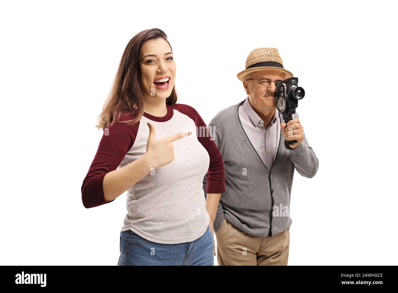 Giovane donna casual ridendo a un uomo anziano con una fotocamera d'epoca di registrazione isolato su sfondo bianco Foto Stock