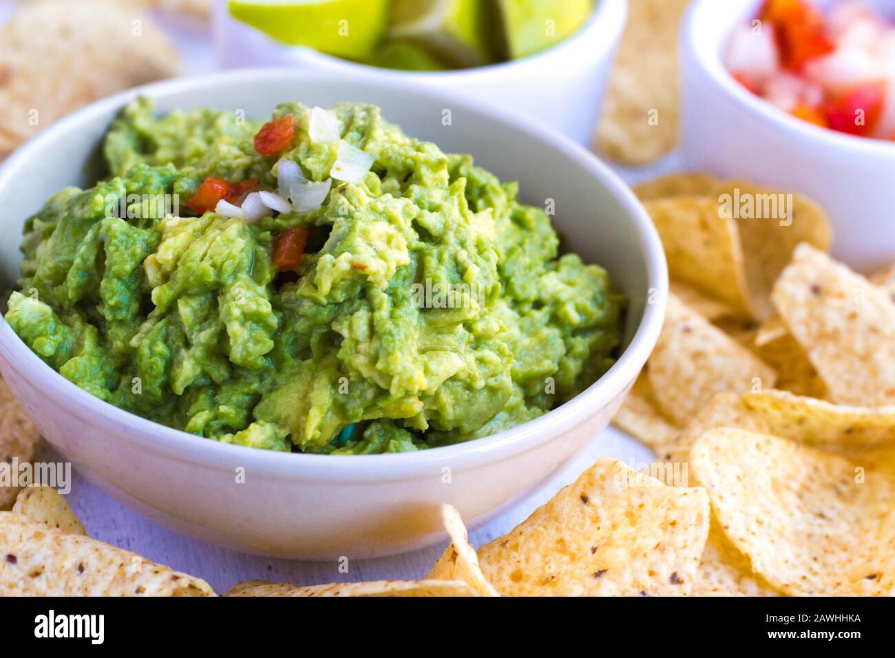 Guacamole con pico de gallo (cipolla, coriandolo o peperoncino e pomodoro). Delizioso e sano concetto di cibo avocado, con vista ravvicinata Foto Stock