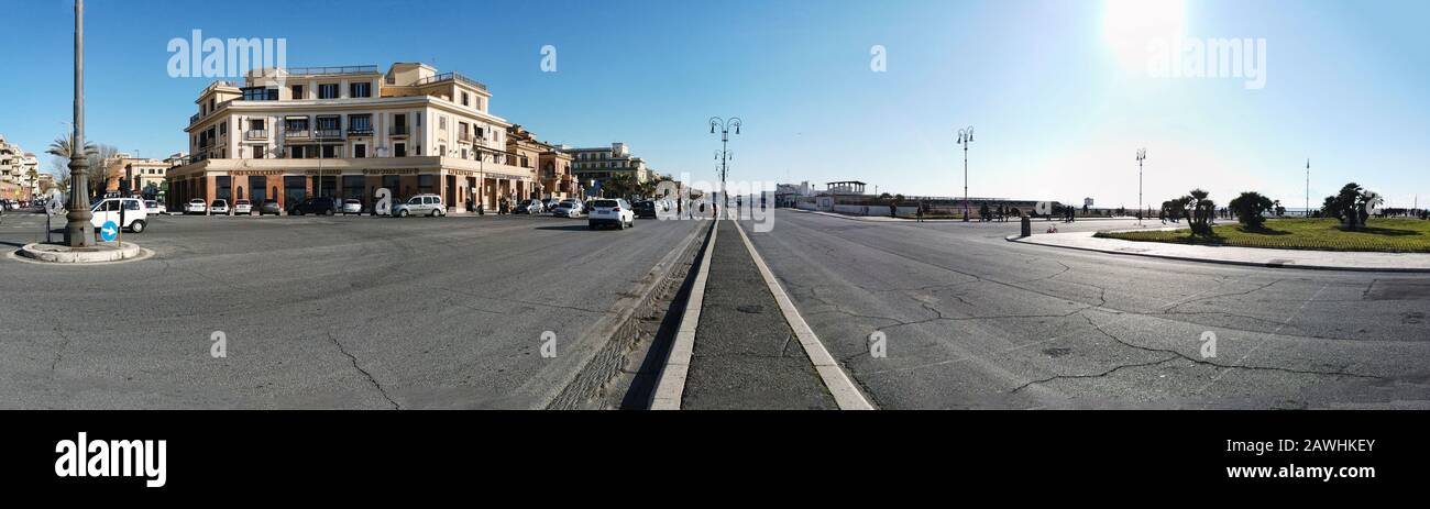 Ostia Lido Roma, Italia - 28 dicembre 2019: Vista panoramica della strada di Piazza Ravennati e del viale Paolo Toscanelli, con architettura di PAL storico Foto Stock