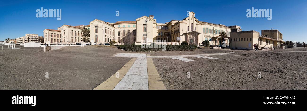 Ostia Lido Roma, Italia - 28 dicembre 2019: Vista panoramica dalla spiaggia libera di fronte a via Paolo Toscanelli, con la tipica architettura del suo Foto Stock