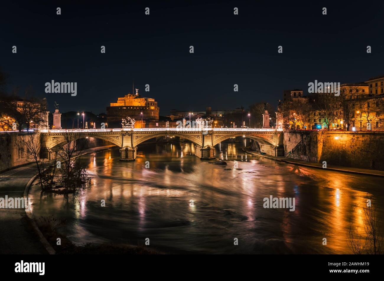 Roma - Notte veduta della città di Roma e del Castello dell'Angelo Santo (Castel Sant'Angelo ). Foto Stock