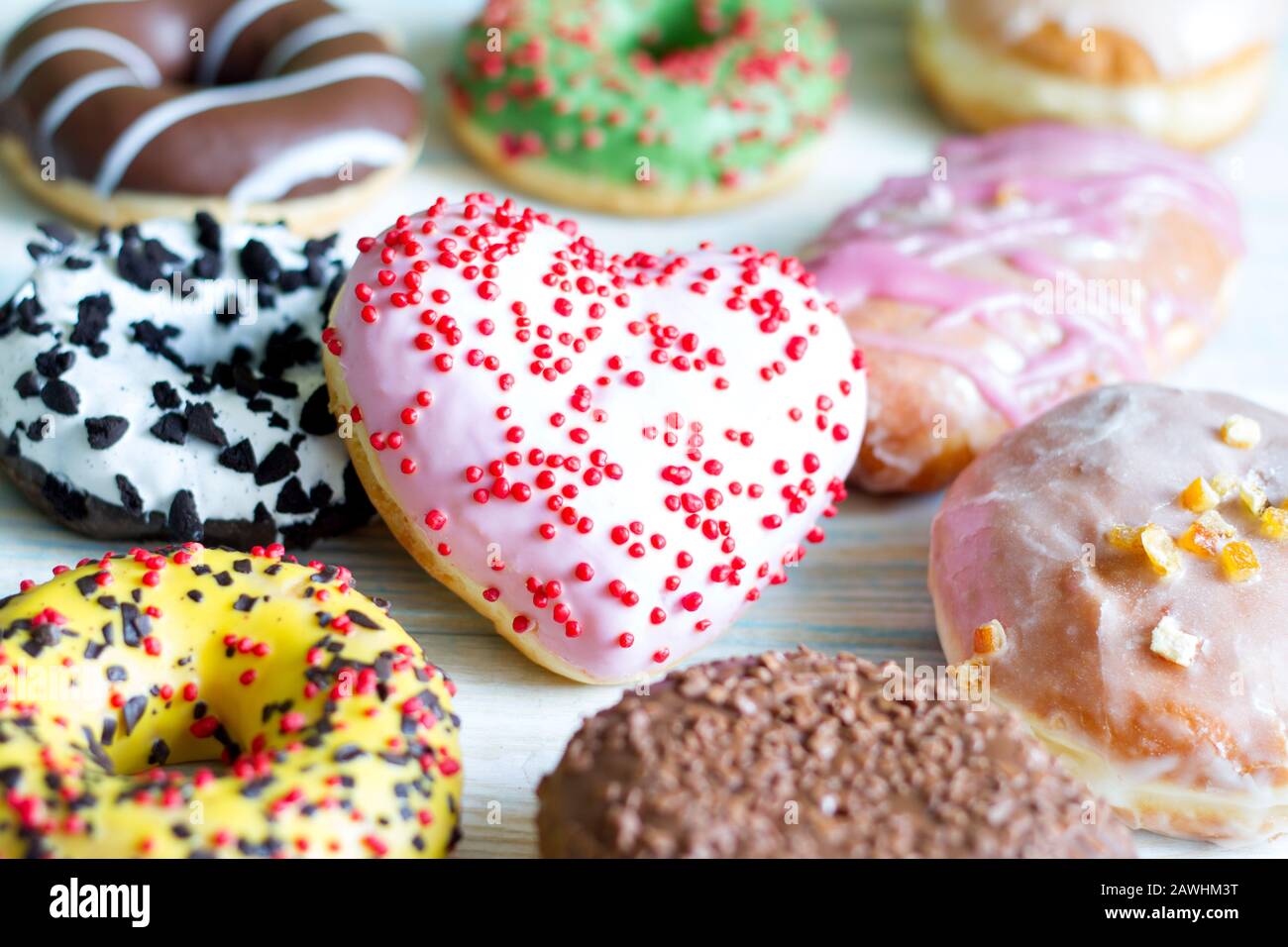Ciambelle ciambelle vari tipi di torte con cuore grasso giovedi San Valentino concetto Foto Stock