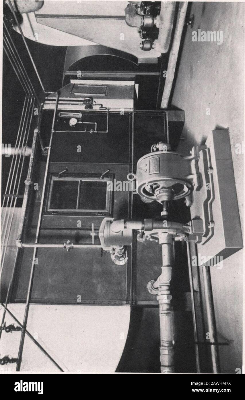 Catalogo 13: Lavatrici e umidificatori ad aria carrier: Applicati ad edifici pubblici e industriali, con note sull'umidità . Per raffreddare un volume così grande abbastanza per produrre una differenza di temperatura per-cettible richiede un'astrazione di una quantità immensa di calore. Per produrre questo effetto raffreddante facendo passare l'aria su serpentine di salamoia, sarebbe necessario uno spazio aggiuntivo più ampio, e a causa dell'inefficienza della superficie di raffreddamento, un costo per l'apparecchio refrigerante nearimente all'intero impianto di riscaldamento. Sistemi come questo hanno installato, ma il costo ha fatto tali installazioni notabl Foto Stock