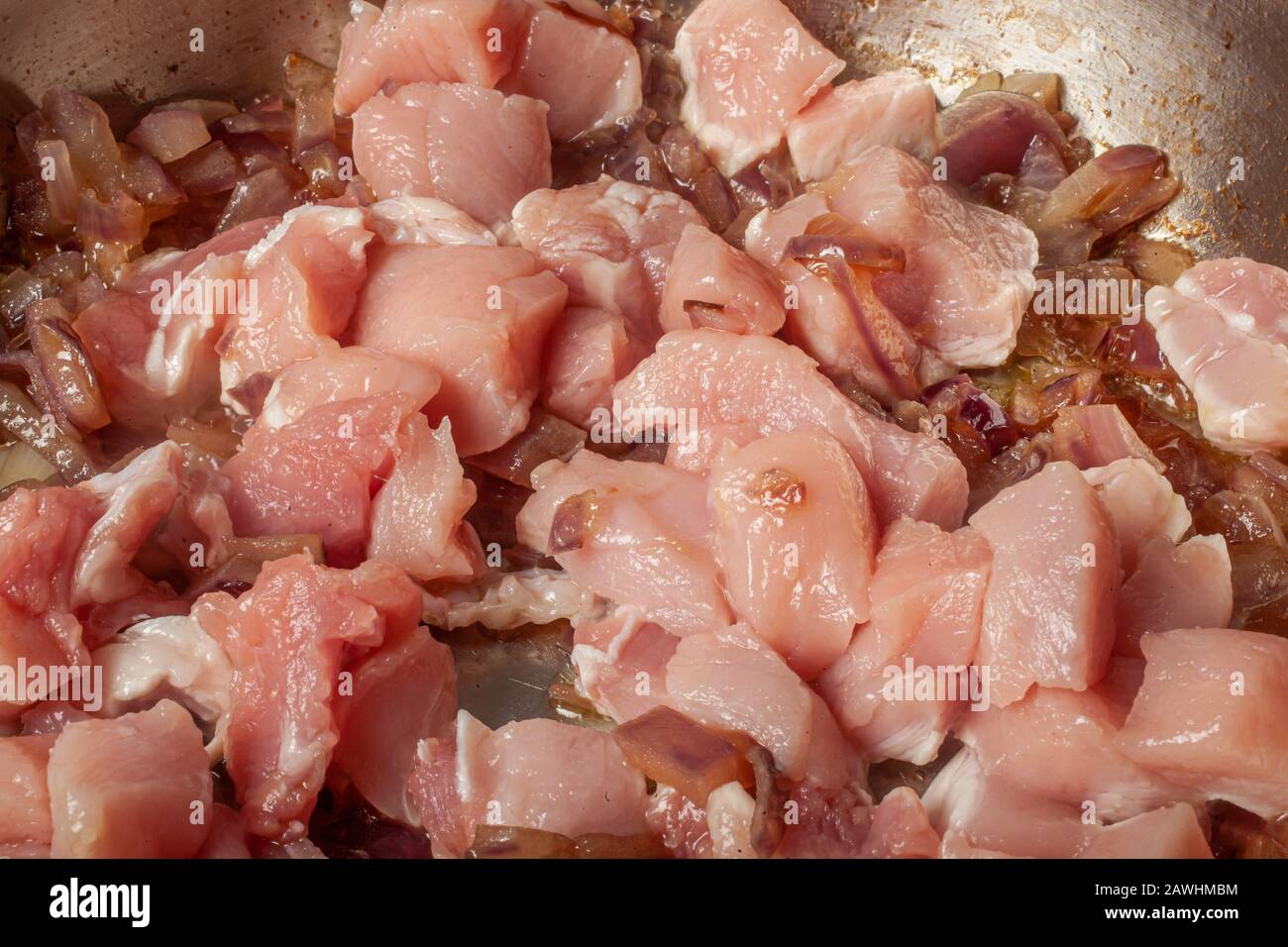 cipolla bollitura in olio con acqua dopo aver bevito leggermente cotto con carne di maiale aggiunta Foto Stock