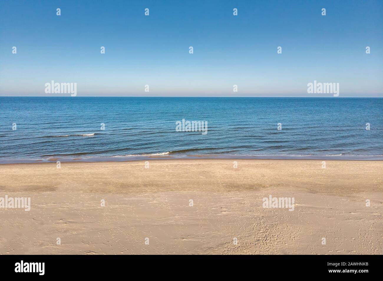 Veduta aerea del mare. Vista sull'oceano dall'alto. Sfondo preventivo. Blog. Social Media. Foto Stock