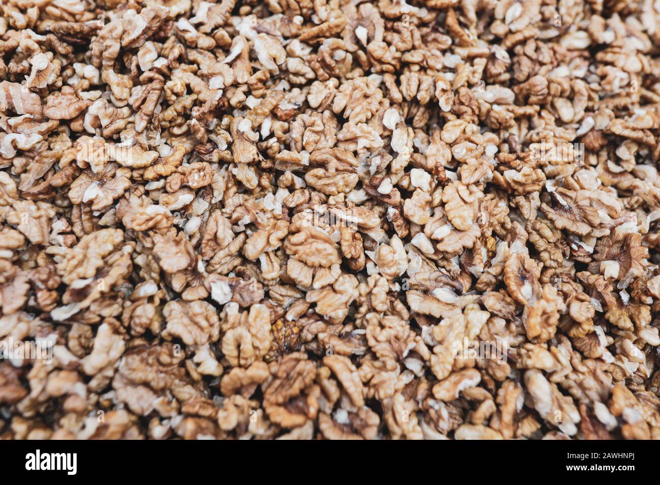 Immagine di profondità di campo (fuoco selettivo) con noccioli di noce accatastati insieme. Foto Stock