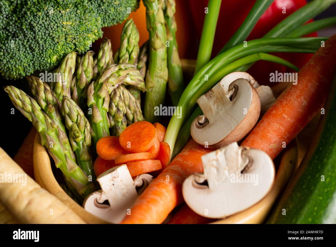 Gruppo di verdure su sfondo nero. Concetto di alimentazione sana Foto Stock