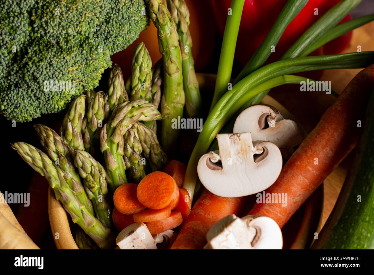 Gruppo di verdure su sfondo nero. Concetto di alimentazione sana Foto Stock