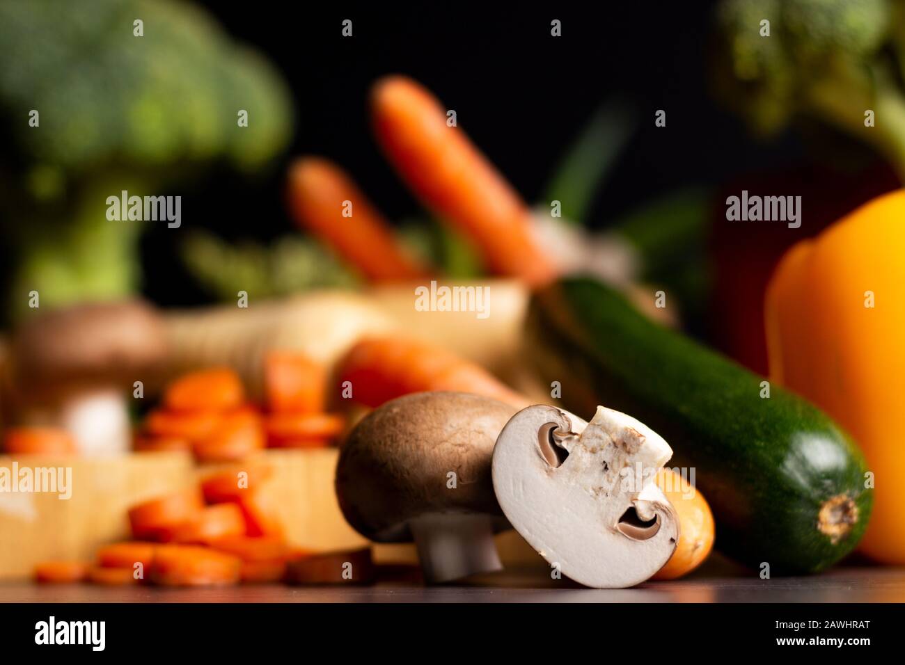 Gruppo di verdure su sfondo nero. Concetto di alimentazione sana Foto Stock