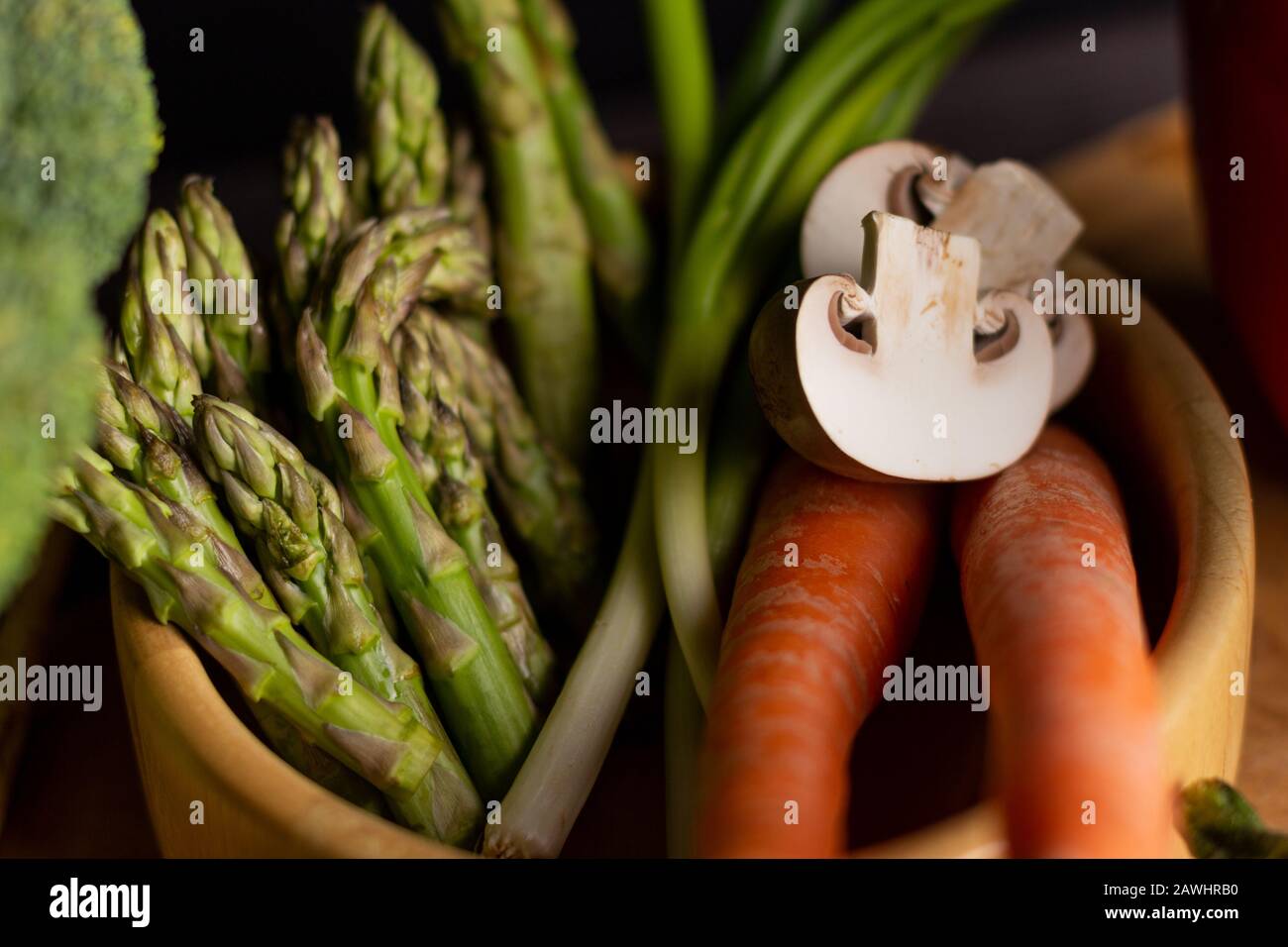 Gruppo di verdure su sfondo nero. Concetto di alimentazione sana Foto Stock