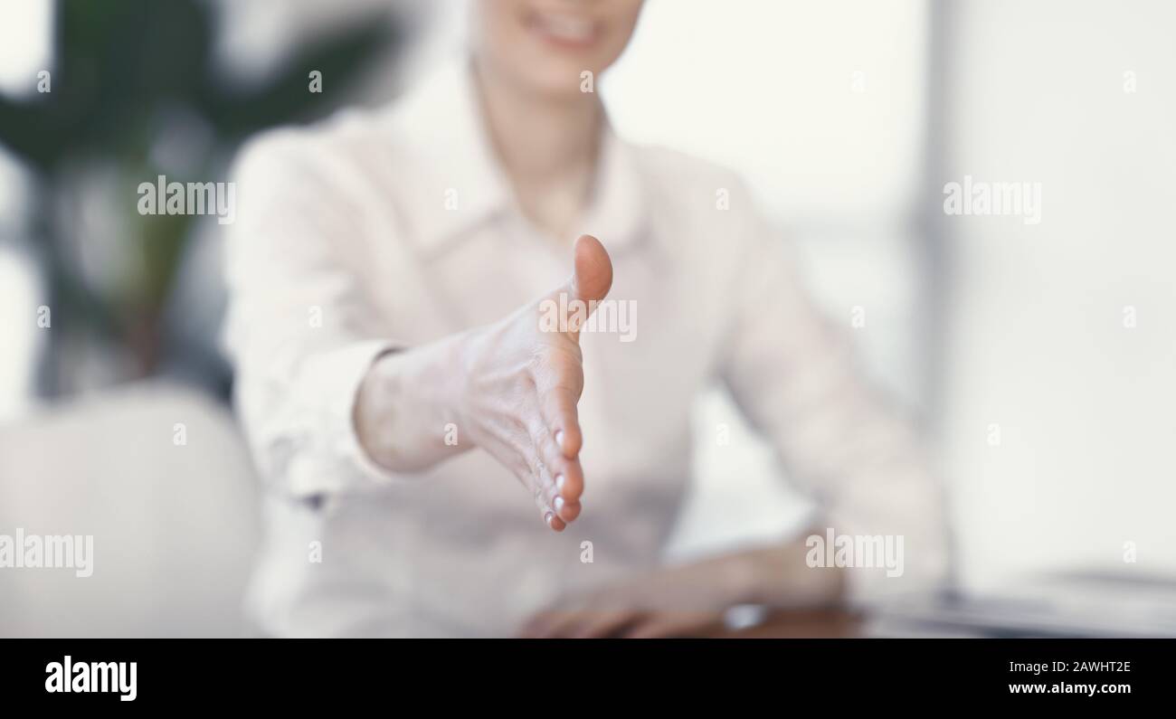 Signora Irriconoscibile Mano Stretching Per Handshake Seduto In Ufficio, Panorama Foto Stock