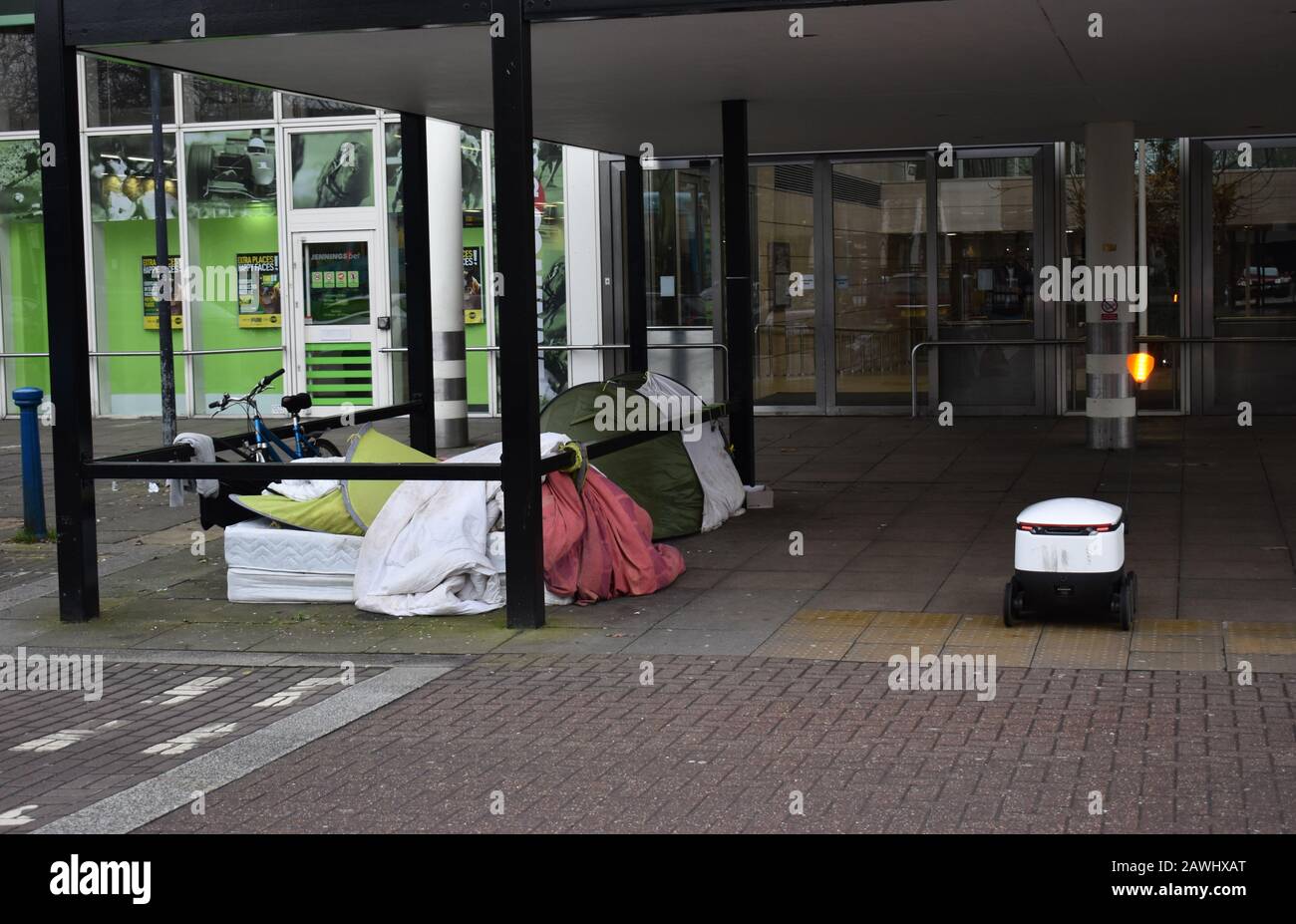 Tende dei senzatetto nel centro di Milton Keynes con un robot di consegna Starship. Foto Stock
