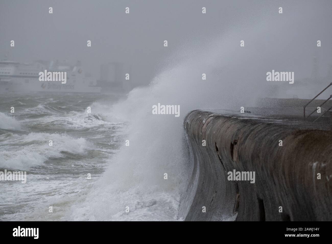 Portsmouth, Hampshire, Regno Unito. 9th Feb 2020. Enormi onde si infrangono lungo il mare e molo, mentre Storm Ciara colpisce la Gran Bretagna, UN ambra di avvertimento che viene dato in tutto il paese come 80mph venti alti sono attesi per causare danni e possibile pericolo per la vita: Credit Paul Chambers/Alamy Live News Foto Stock