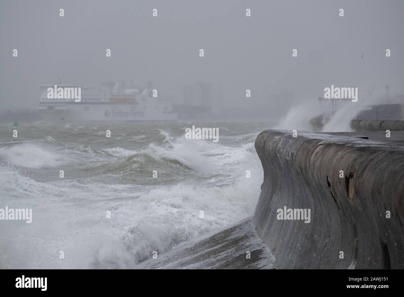 Portsmouth, Hampshire, Regno Unito. 9th Feb 2020. Enormi onde si infrangono lungo il mare e molo, mentre Storm Ciara colpisce la Gran Bretagna, UN ambra di avvertimento che viene dato in tutto il paese come 80mph venti alti sono attesi per causare danni e possibile pericolo per la vita: Credit Paul Chambers/Alamy Live News Foto Stock