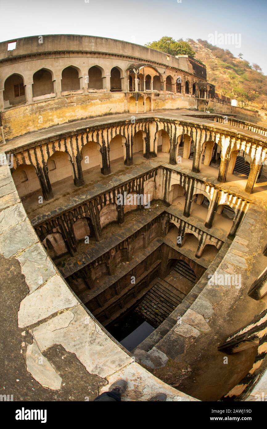 India, Rajasthan, Shekhawati, Udaipurwati, valle di Adaval, Lohargal, steppwell che è stato costruito da Mahatma Chetan Das ki, fisheye, vista grandangolare della lente Foto Stock