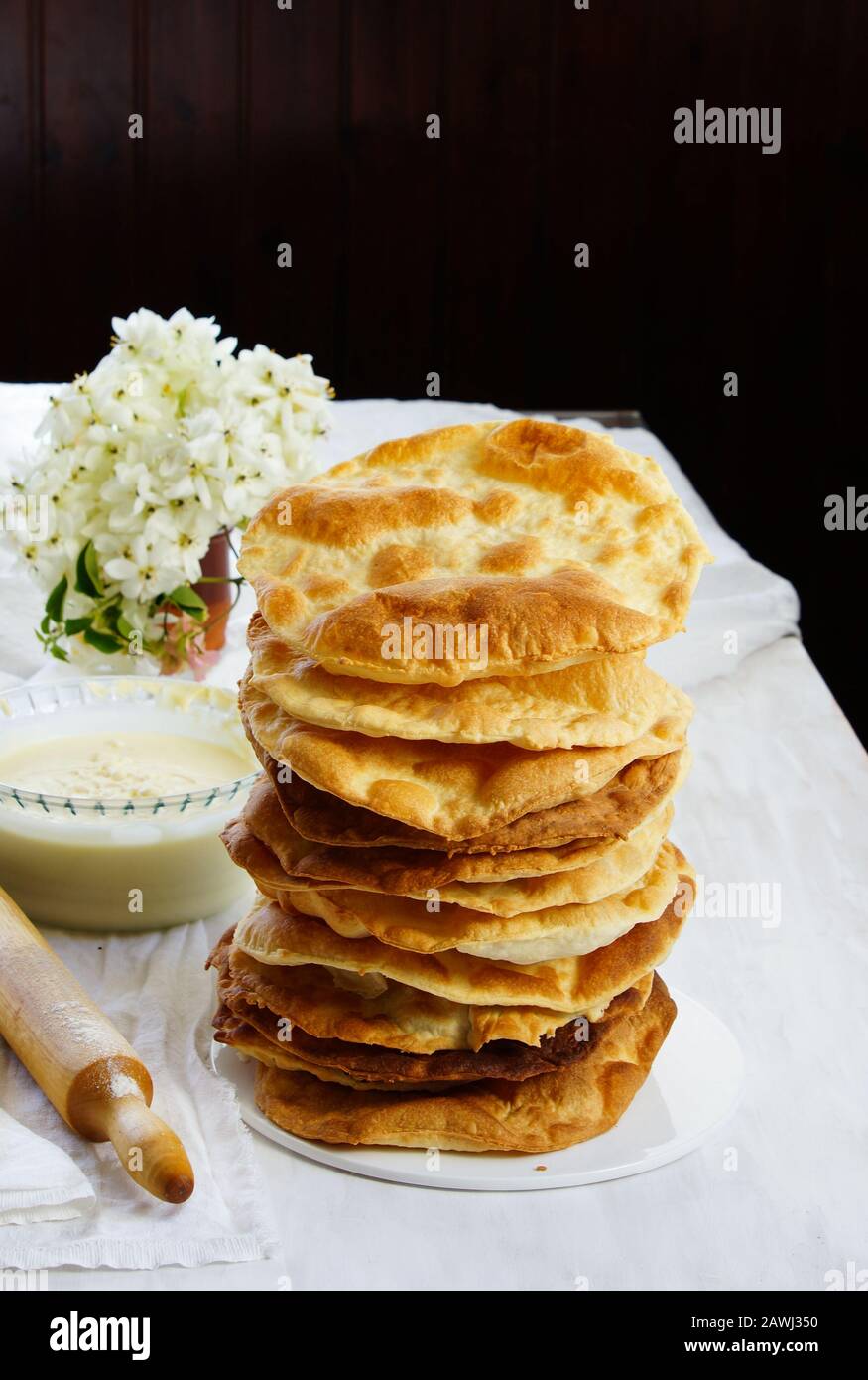 strati di torta napoleon e crema Foto Stock
