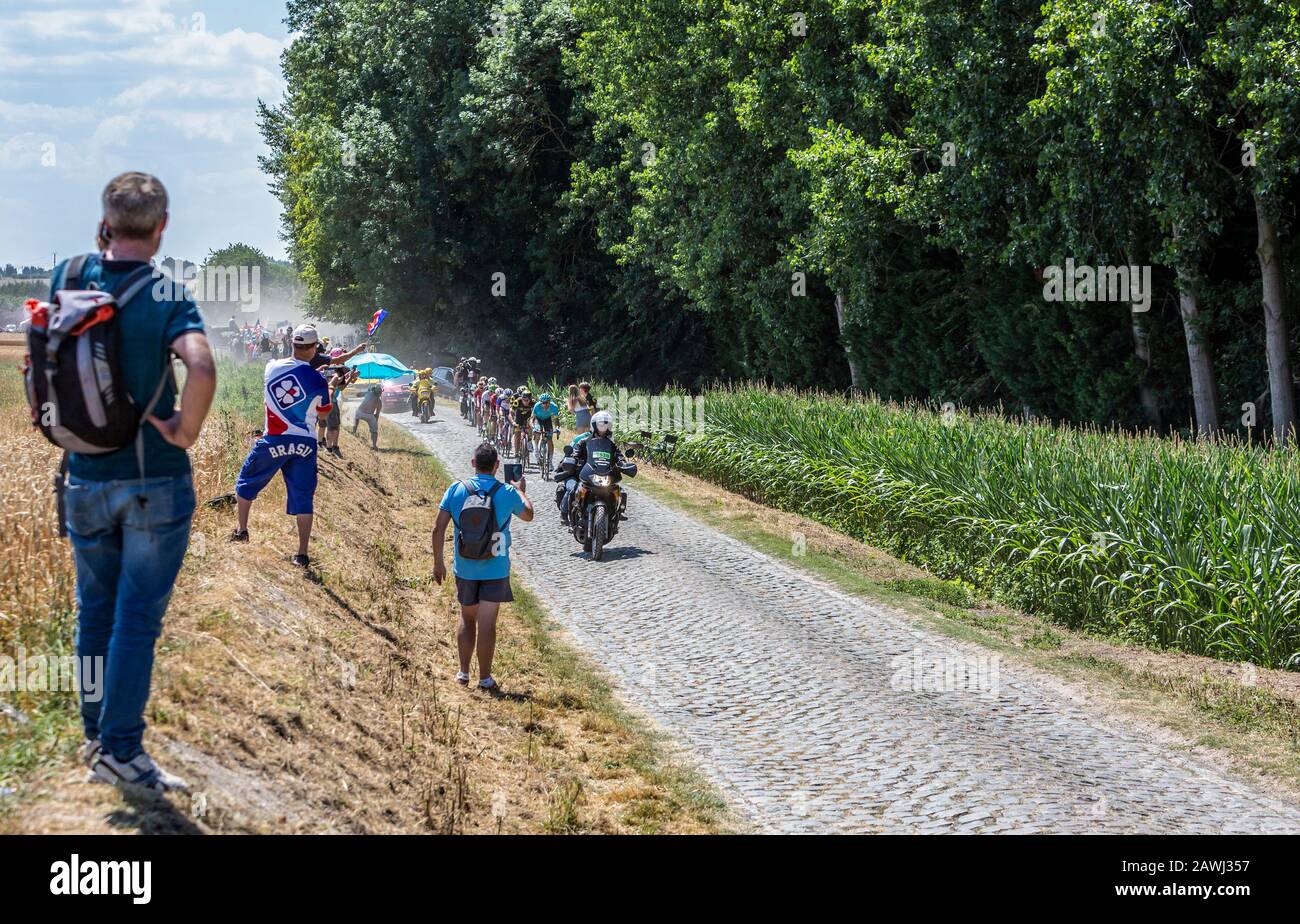 PAVE Escaudoeuvres a Thun, Francia - 15 luglio 2018: La fuga in sella a una strada acciottolata durante la tappa 9 di le Tour de France 2018 Foto Stock