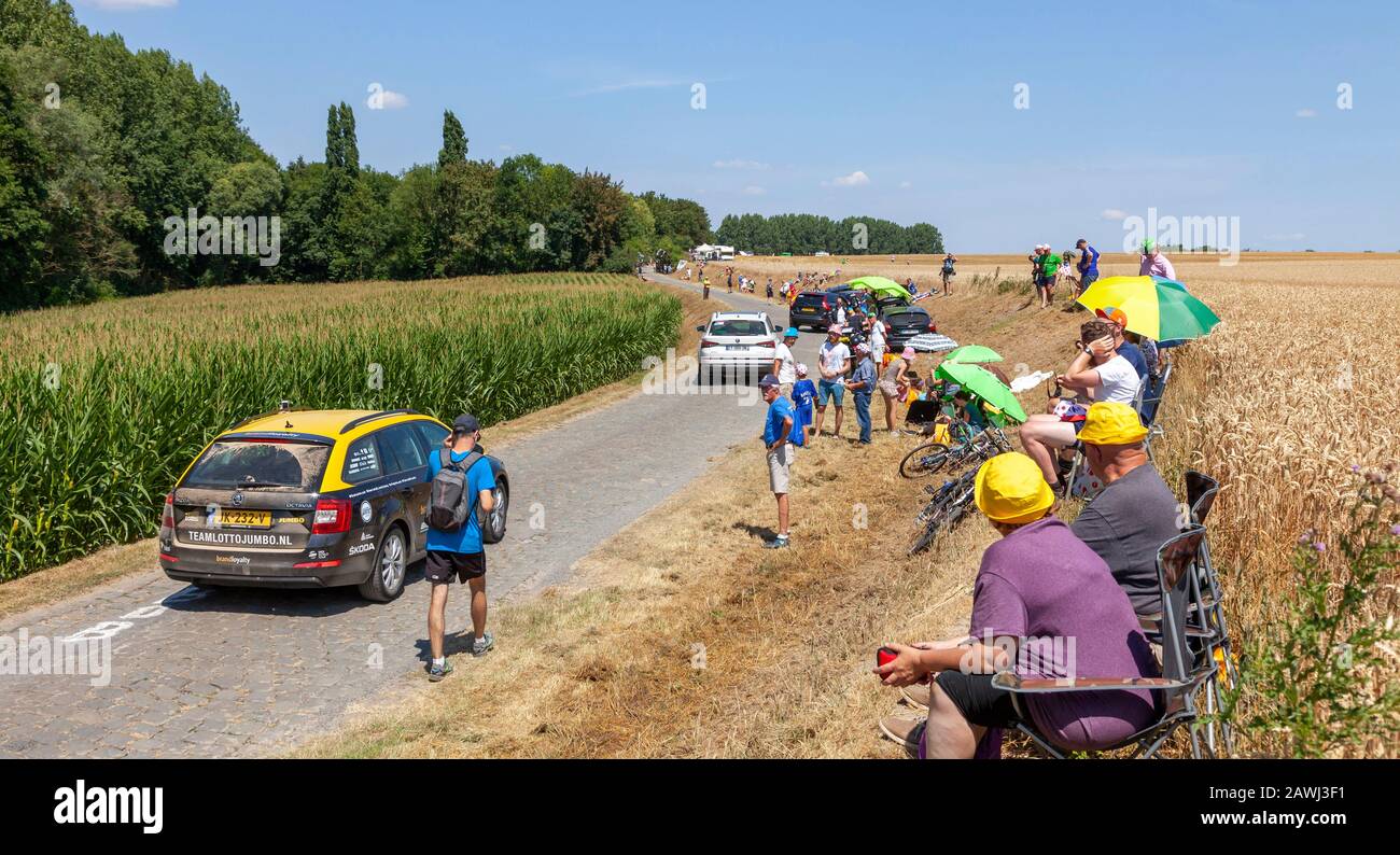 PAVE Escaudoeuvres a Thun, Francia - 15 luglio 2018: Spettatori in attesa dei ciclisti mentre i veicoli tecnici passano sulla strada di ciottoli durante il t Foto Stock