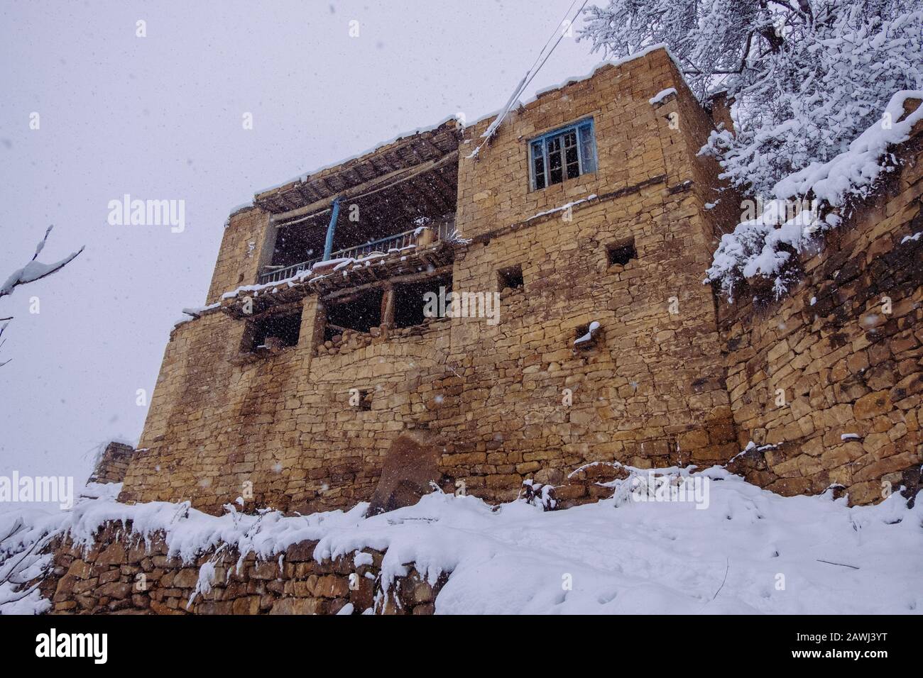 Antica città abbandonate Gamsutl nelle nebbiose invernali innevate montagne del Caucaso, in Daghestan, in Russia. Foto Stock