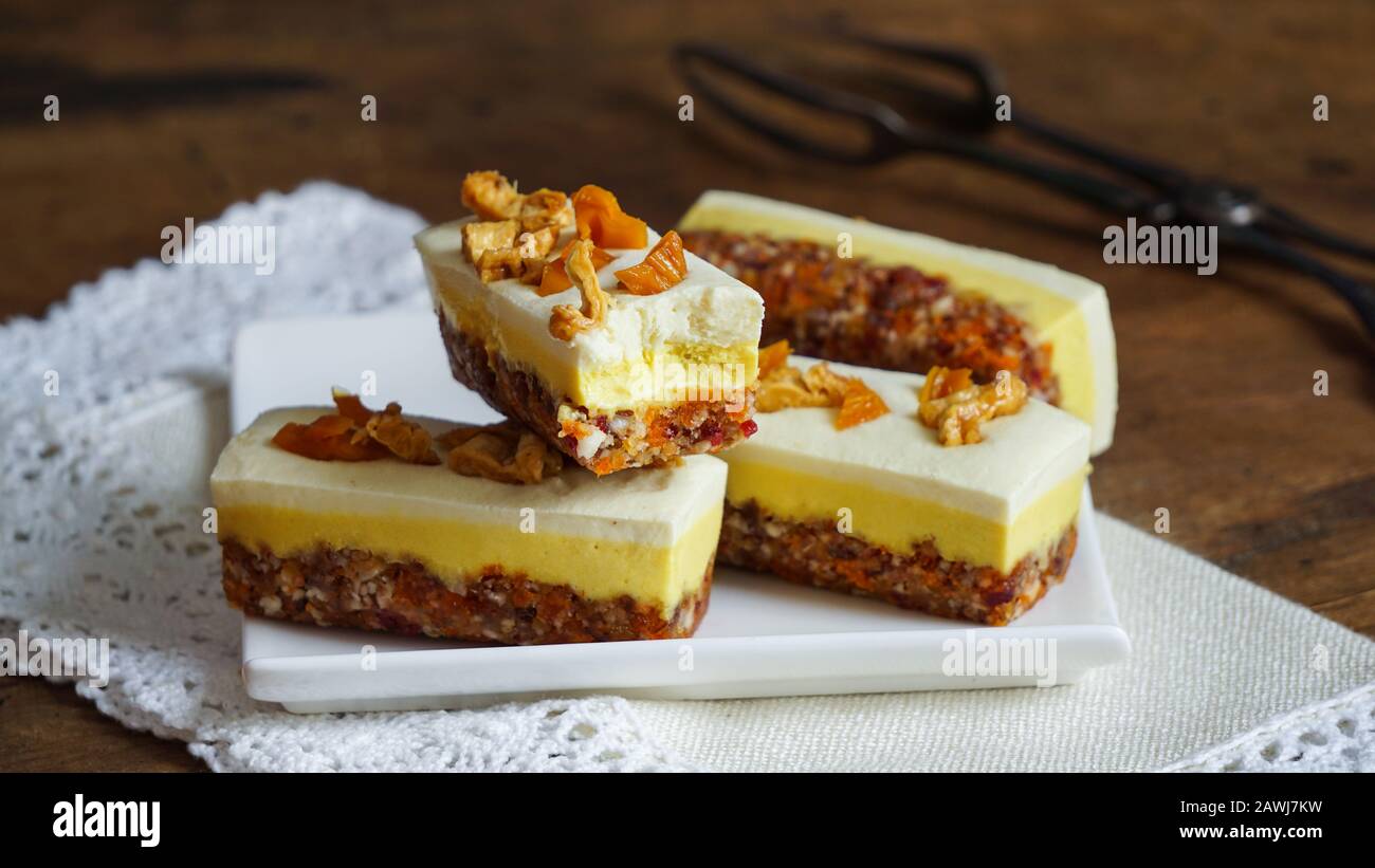 torta di formaggio vegano crudo sano - mango e ananas, senza glutine, senza lattosio Foto Stock