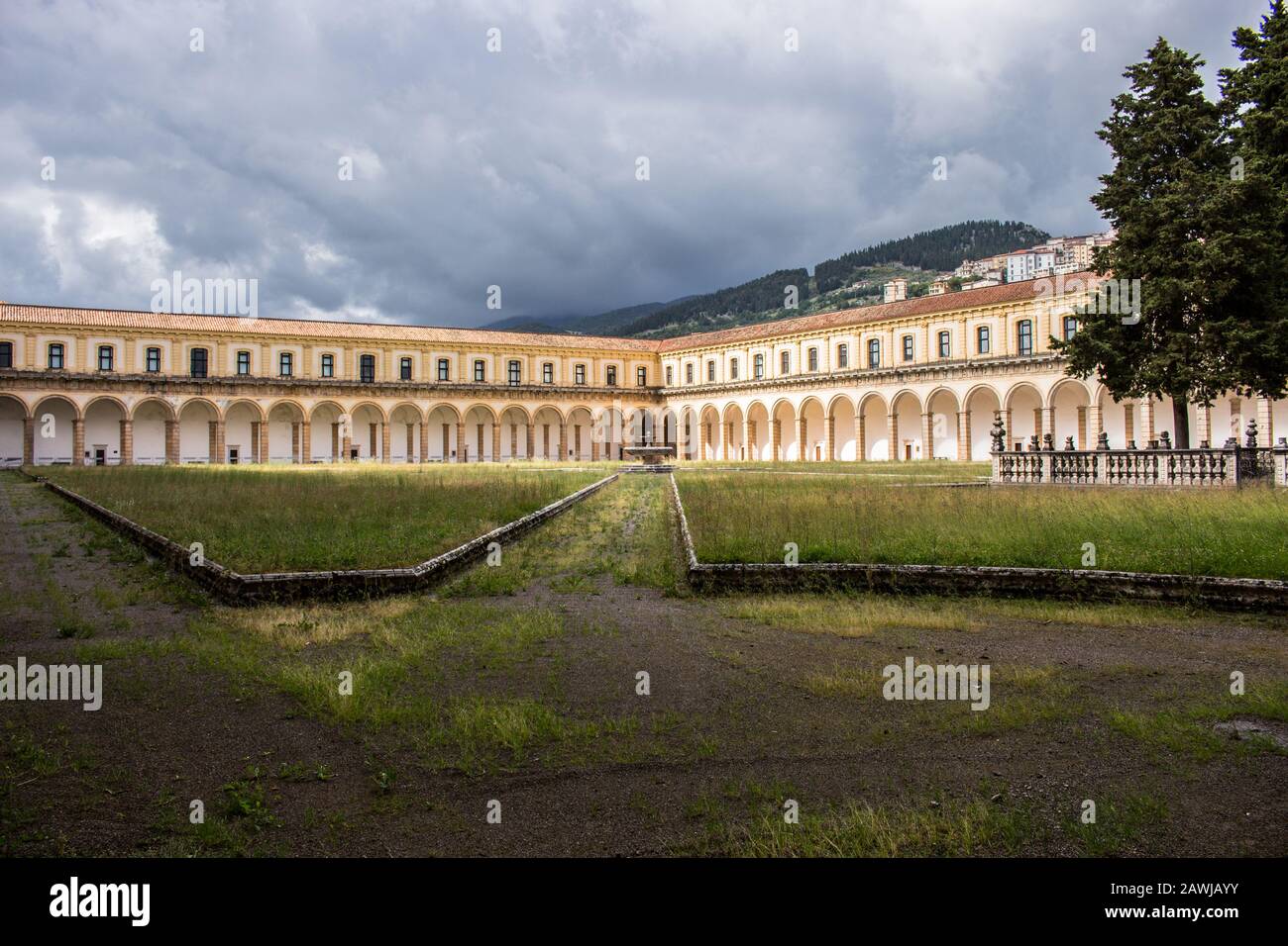 Padula, Salerno, Campania, Italia - 21 Maggio 2017: Grande Chiostro Della Certosa Di San Lorenzo Foto Stock