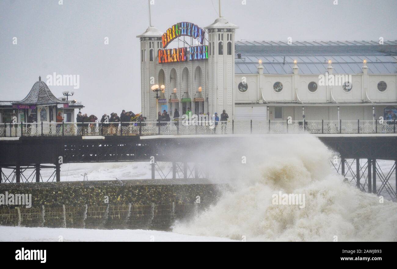 Brighton UK 9th Febbraio 2020 - Le Onde si schiantano sulla spiaggia da Brighton Palace Pier come Storm Ciara colpisce la Gran Bretagna con le avvertenze ambra che vengono date in tutto il paese, come si prevede che i venti alti causano danni e possibile pericolo per la vita: Credit Simon Dack / Alamy Live News Foto Stock