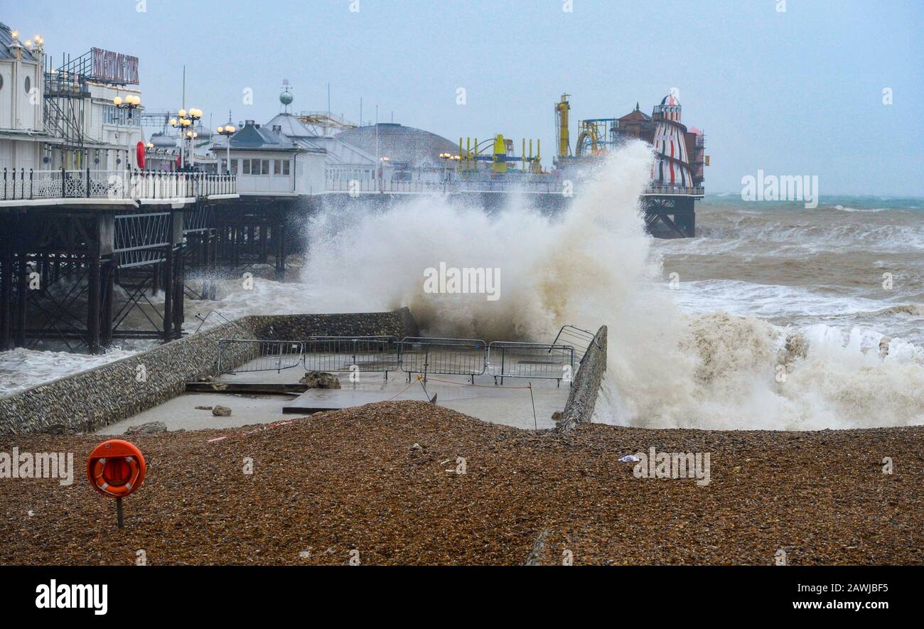 Brighton UK 9th Febbraio 2020 - Le Onde si schiantano sulla spiaggia da Brighton Palace Pier come Storm Ciara colpisce la Gran Bretagna con le avvertenze ambra che vengono date in tutto il paese, come si prevede che i venti alti causano danni e possibile pericolo per la vita: Credit Simon Dack / Alamy Live News Foto Stock