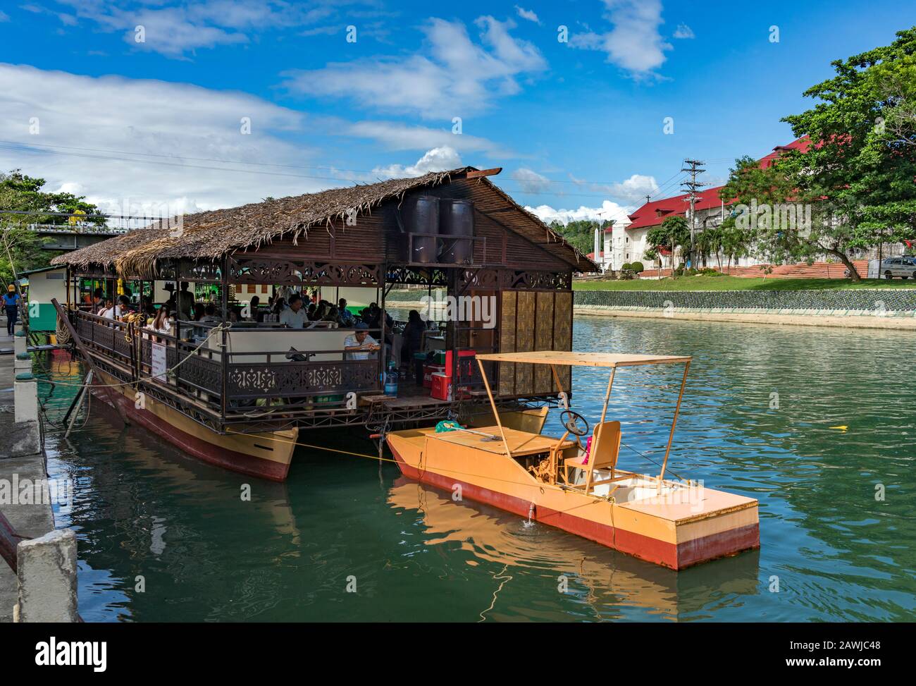 La nave da crociera sul fiume Loboc è un fiume nella provincia di Bohol delle Filippine. E' una delle principali destinazioni turistiche di Bohol. Foto Stock