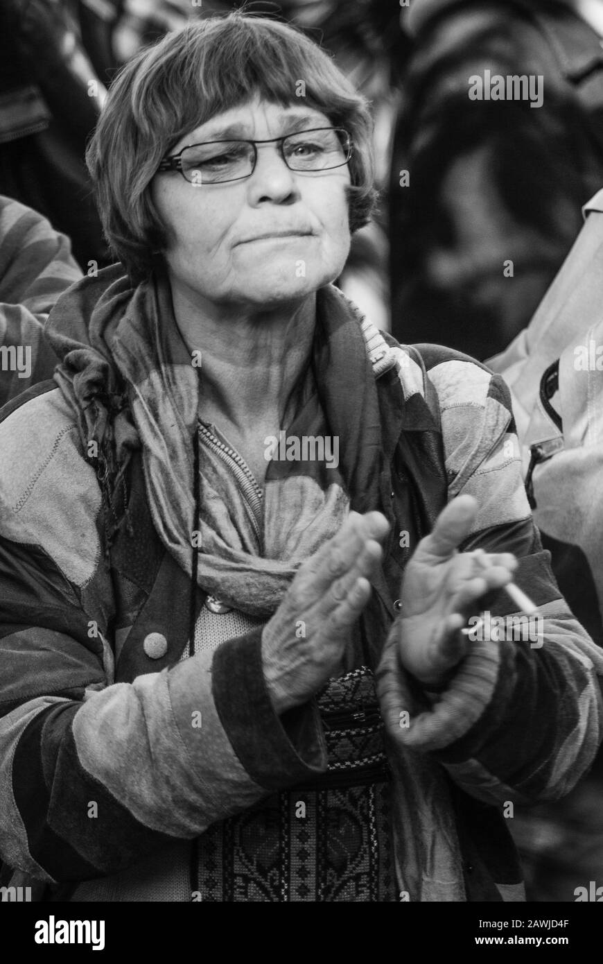 Amsterdam, Paesi Bassi - 15 ottobre 2011: Manifestazioni e manifestazioni ad Amsterdam. Il movimento Occupy è stata una protesta spontanea mondiale contro la disuguaglianza economica e contro il modo in cui agisce il settore finanziario globale. Il movimento è iniziato negli Stati Uniti e si è diffuso in molti paesi e città. Sabato 15 ottobre 2011 circa 1000 persone si sono riunite in Beursplein. Come parte del reportage che ho fatto lì, ho catturato alcuni volti nella folla. È qualcosa che faccio spesso quando fotografo grandi eventi pubblici. Tutte queste persone erano lì, ognuna per le proprie ragioni. Ognuno di questi fac Foto Stock