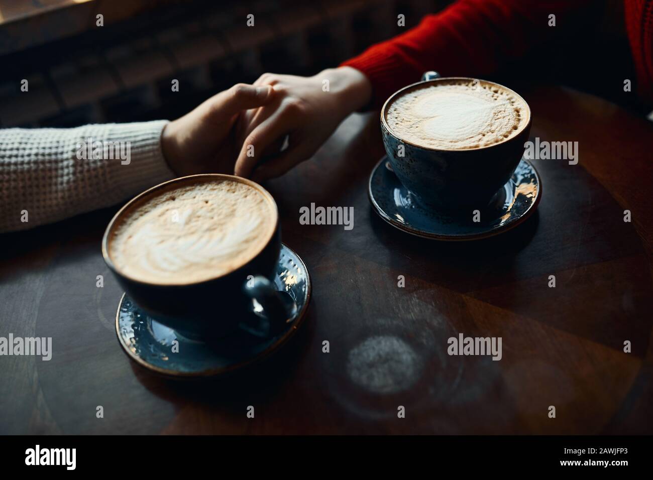 miglior latte per le persone migliori. serata con ragazzo e gustoso piatto bianco. closeup foto vista laterale corto. latte art. Foto Stock