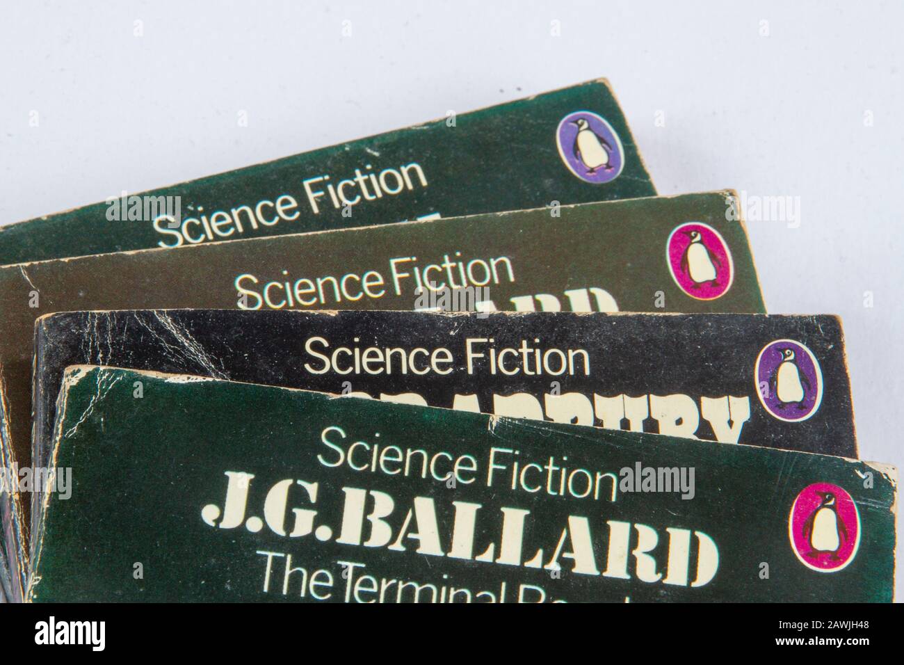 Quattro libri della fantascienza dei pinguini in cima l'uno all'altro per mostrare le parole 'la romanzo di scienza 'e il logo dei pinguini Foto Stock