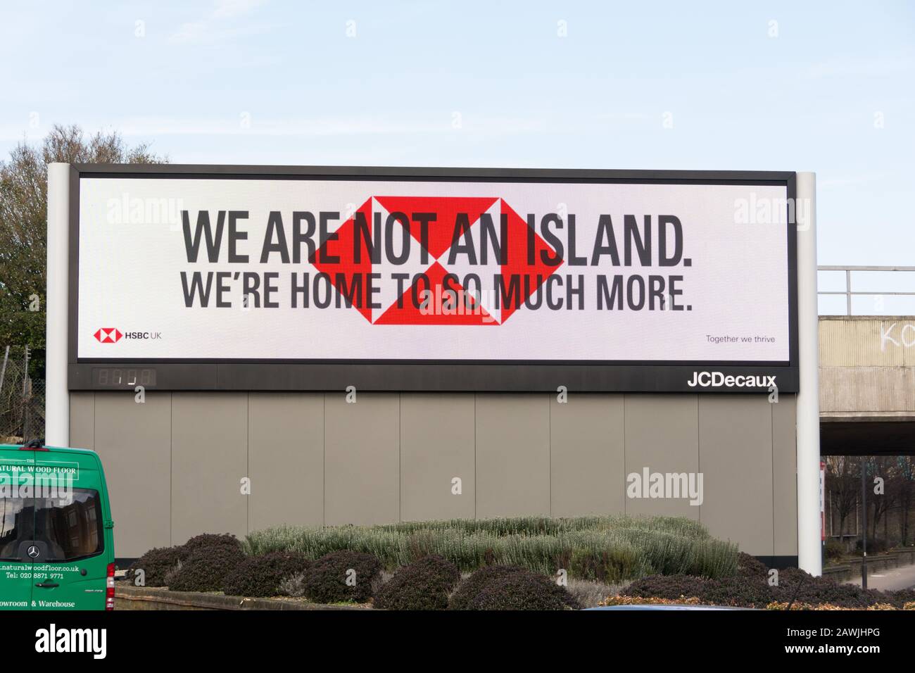 HSBC non siamo una campagna pubblicitaria Island da Wunderman Thompson su un cartellone elettronico JCDecaux, Wandsworth, Londra, Inghilterra, Regno Unito Foto Stock