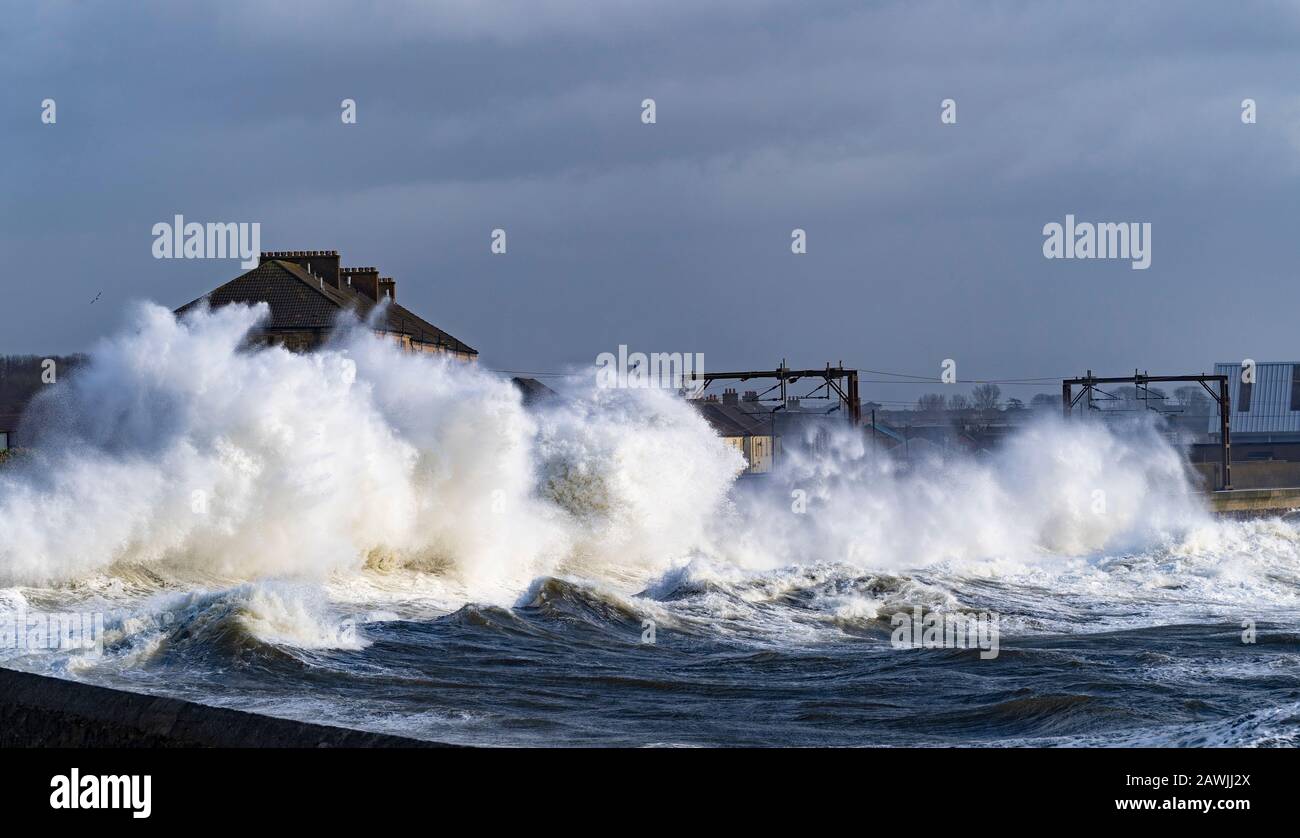 Saltcoat, Scozia, Regno Unito. 9 Febbraio 2020. Storm Ciara crea grandi onde che si infrangono sulle pareti del mare a Saltcoat in Ayrshire. I servizi ferroviari sulla ferrovia adiacente sono stati interrotti. Con l'alta marea dovuta a mezzogiorno e venti previsti per aumentare la velocità più tardi nel giorno, l'altezza delle onde si prevede di aumentare drasticamente. Iain Masterton/Alamy Live News. Foto Stock