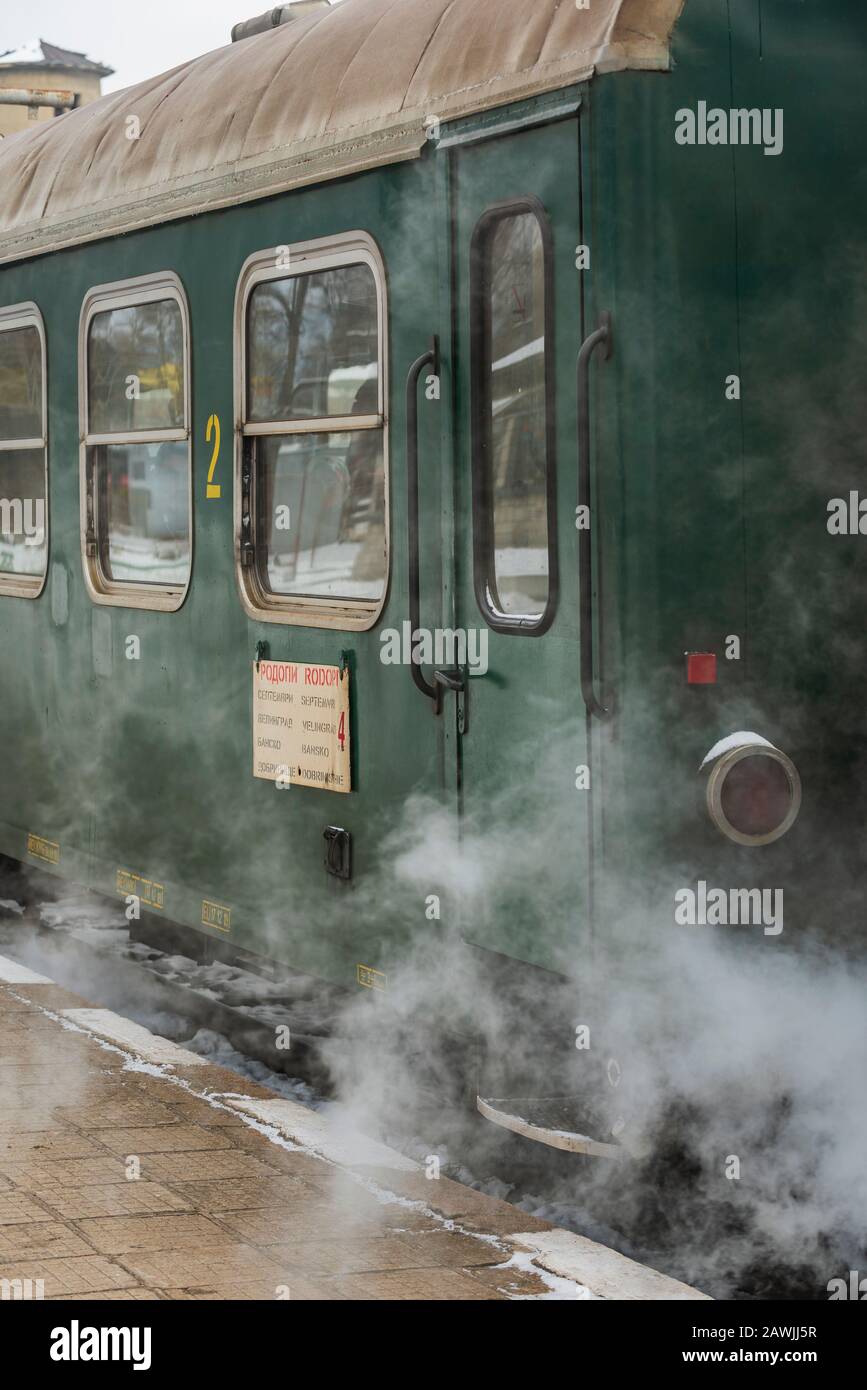 Velingrad, BULGARIA - 8 FEBBRAIO 2020: Treno a scartamento ridotto BDZ alla stazione ferroviaria di Velingrad, Bulgaria. Settemvri - Bansko - Dobrinishte Foto Stock