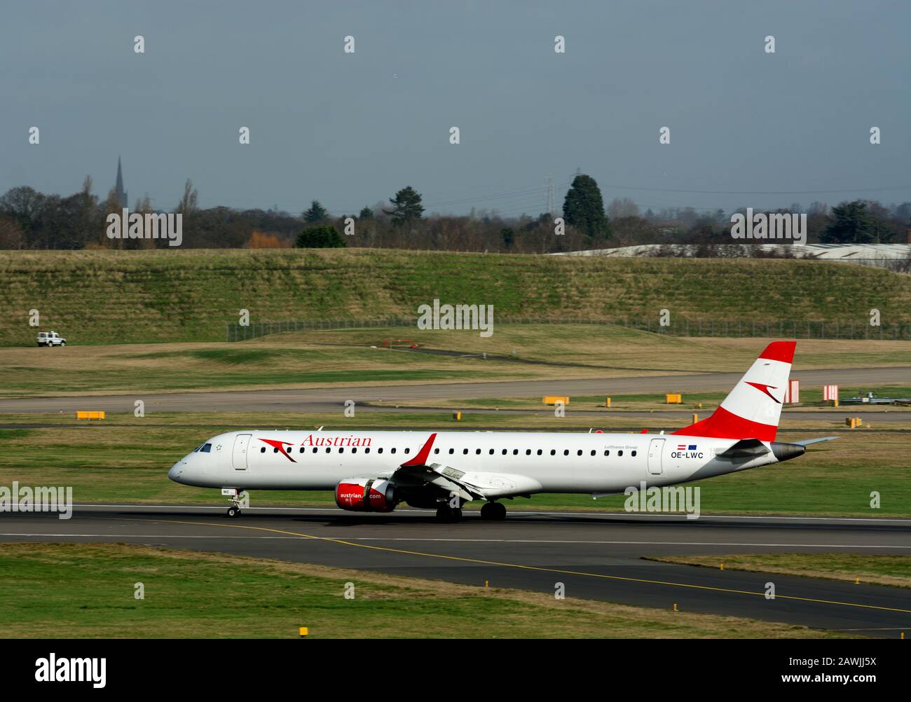 Austrian Airlines Embraer ERJ-195LR atterraggio all'aeroporto di Birmingham, Regno Unito (OE-LWC) Foto Stock