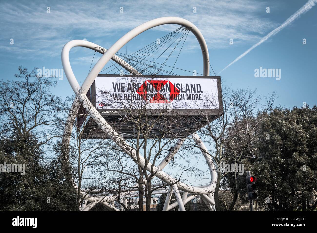 HSBC's non Siamo una campagna pubblicitaria dell'isola di Wunderman Thompson sulla Rotonda della scultura Wandsworth Atom Foto Stock