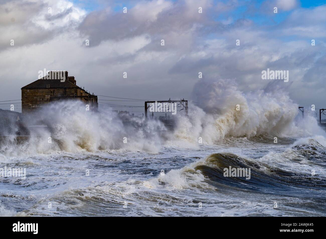 Saltcoat, Scozia, Regno Unito. 9 Febbraio 2020. Storm Ciara crea grandi onde che si infrangono sulle pareti del mare a Saltcoat in Ayrshire. I servizi ferroviari sulla ferrovia adiacente sono stati interrotti. Con l'alta marea dovuta a mezzogiorno e venti previsti per aumentare la velocità più tardi nel giorno, l'altezza delle onde si prevede di aumentare drasticamente. Iain Masterton/Alamy Live News. Foto Stock