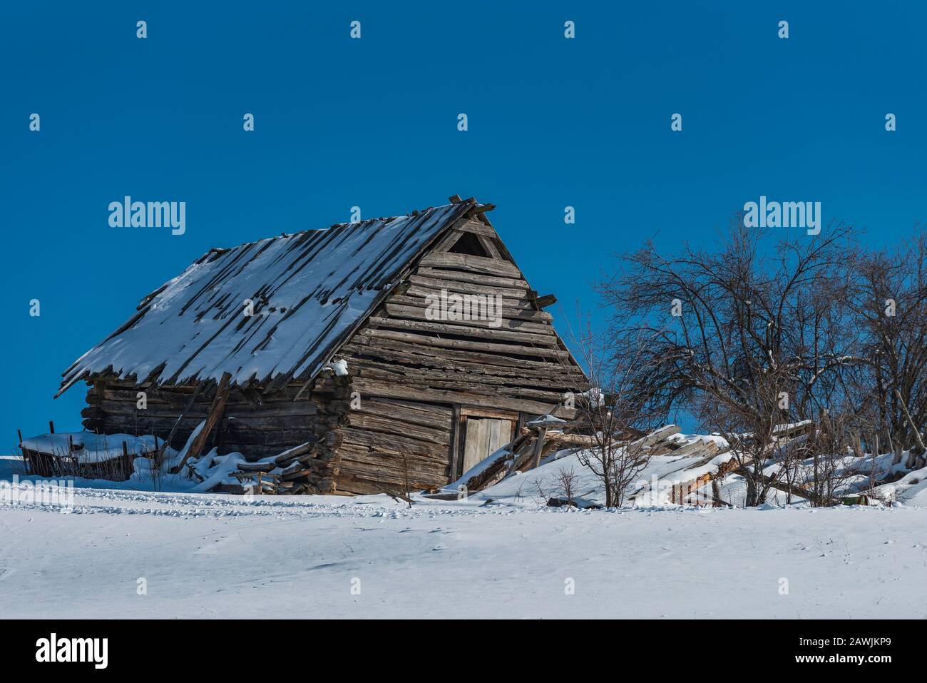 Vecchio Barn in legno Nel Campo, inverno montagna neve paesaggio Foto Stock