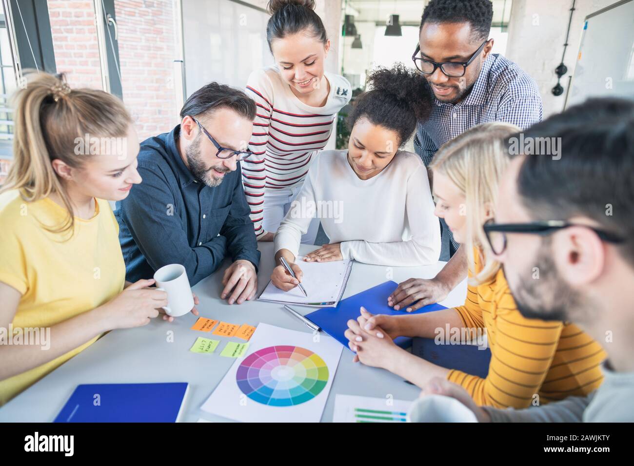 I giovani uomini di affari riunione in ufficio e discutendo insieme un nuovo progetto di avvio. Foto Stock