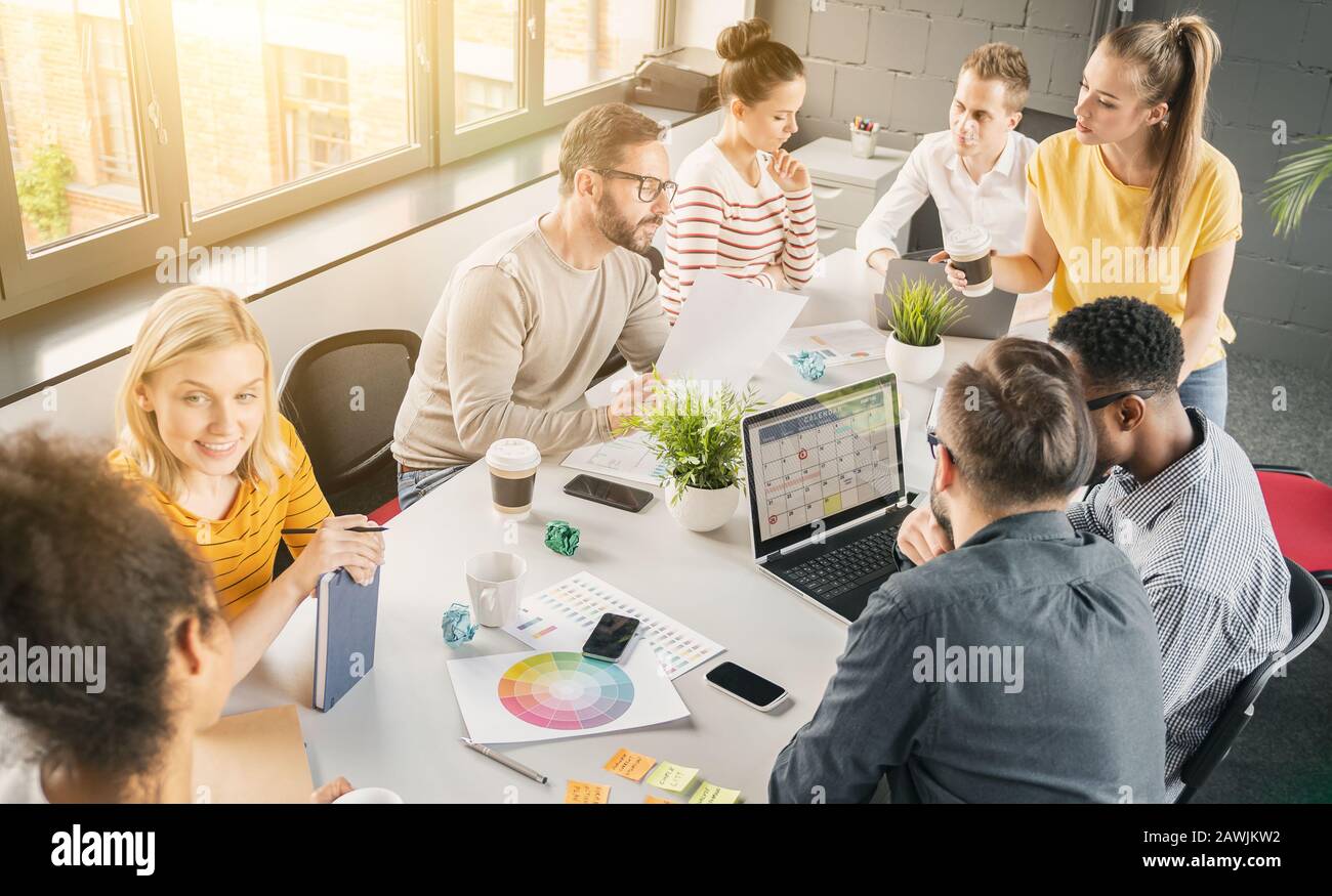 I giovani uomini di affari riunione in ufficio e discutendo insieme un nuovo progetto di avvio. Foto Stock