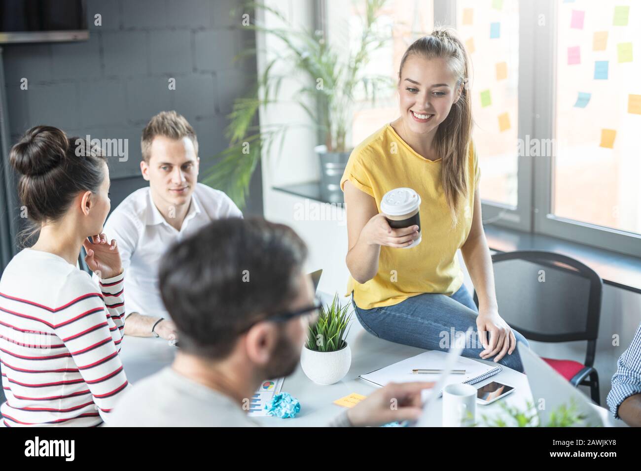 I giovani uomini di affari riunione in ufficio e discutendo insieme un nuovo progetto di avvio. Foto Stock