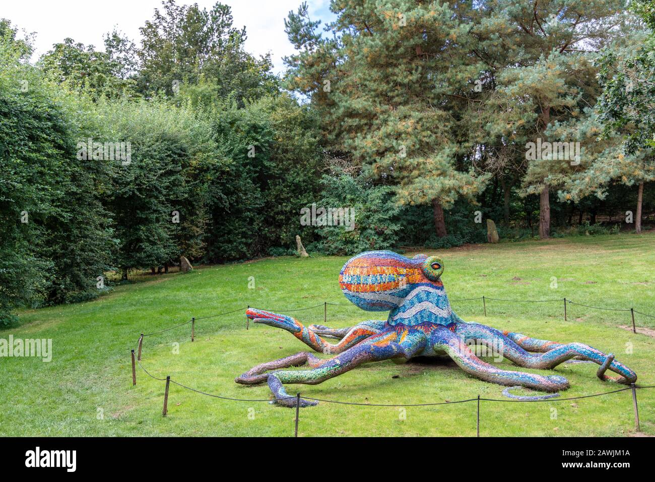 Marialuisa Tadeis scultura colorata Octopus esposta in un ambiente panoramico dello Yorkshire Sculpture Park vicino Wakefield, Regno Unito. Foto Stock