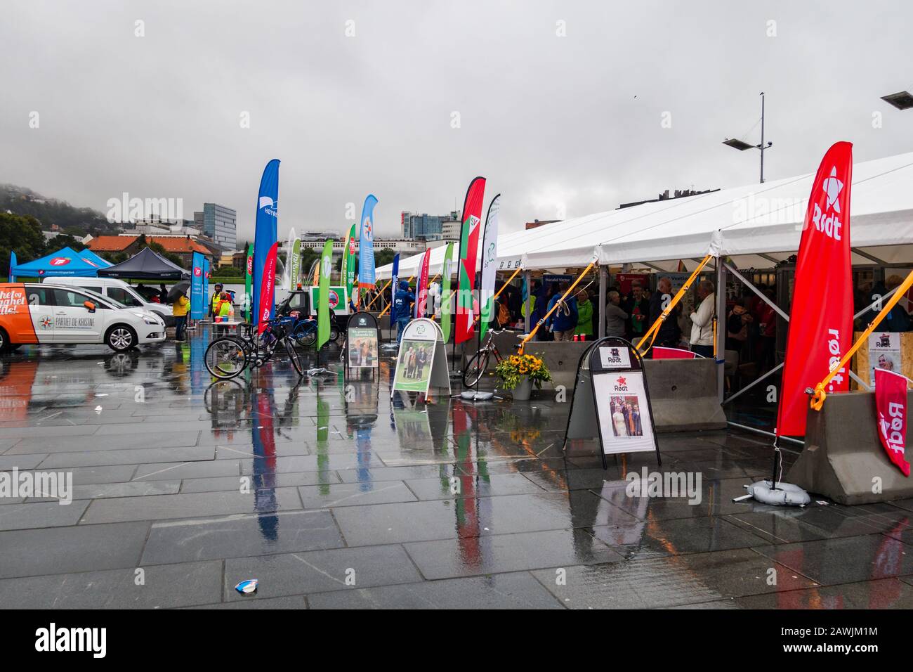 Editoriale 09.04.2019 Bergen Norvegia partiti Politici che si battono per le prossime elezioni e cercano di convincere gli elettori a votare per loro Foto Stock