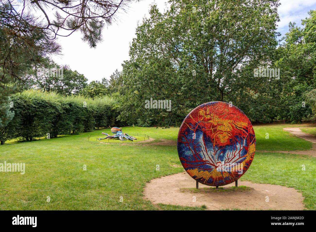 Marialuisa Tadeis sculture colorate, Night and Day e Octopus nel Yorkshire Sculpture Park vicino Wakefield, Regno Unito. Foto Stock